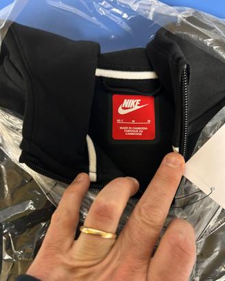 Tech Nike nera nuova sigillata