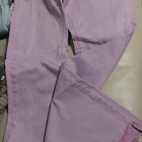 Pantalone jeans rosa in fondo a zampa d'elefante