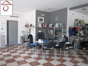 RECENTE NEGOZIO BEN FORNITO DI VETRINE