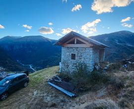 Baita in montagna con vista