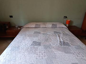 letto con cassettoni e comodini in ciliegio