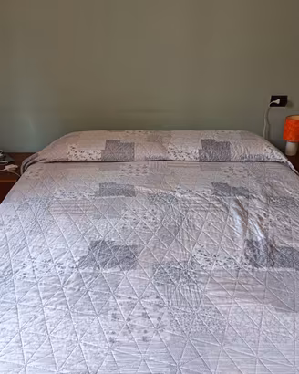 letto con cassettoni e comodini in ciliegio