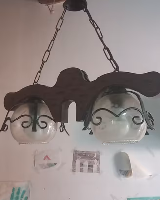 LAMPADARIO IN LEGNO-FERRO BATTUTO E VETRO