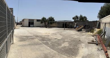 Capannone con pertinenze esterne