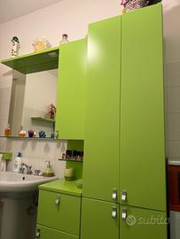 Mobili bagno verde con specchiera
