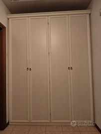 Armadio in legno a 4 ante a battente