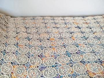 copritavolo fatto all'uncinetto color ecrù