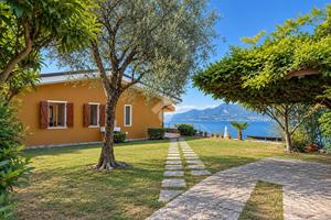 VILLA A SCHIERA A TORRI DEL BENACO