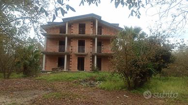 Villa con tenuta di terreno