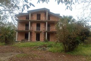 Villa con tenuta di terreno