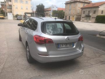 OPEL Astra - 2011