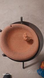 Abbeveratoio per uccelli vasi e cassettine verdi.