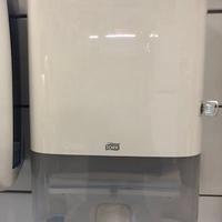 Distributore TORK carta asciugamani piegati a "Z"