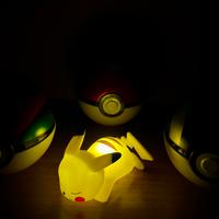 Action figure pikachu pokemon con lampadina
