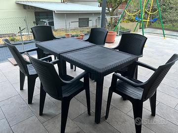 Tavolo e sedie da giardino