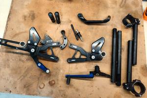 Yamaha R1 2015-2019 pedane + semimanubriu