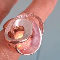 anello regolabile nei colori del rosa e oro