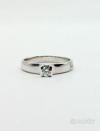 Solitario oro 18 kt ct. 0.22 scritta Damiani