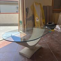 Tavolino da salotto in vetro con base decorativa