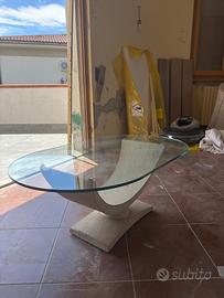 Tavolino da salotto in vetro con base decorativa