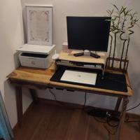 scrivania in legno con cassetti 