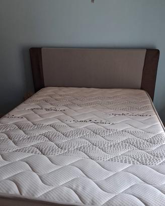 letto 1 piazza e mezzo più comodino 