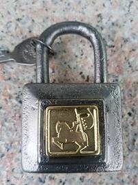 lucchetto anni 40 oal con effige cavaliere ottone