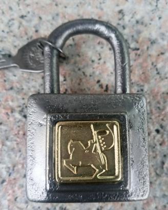 lucchetto anni 40 oal con effige cavaliere ottone