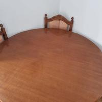 Tavolo rotondo con sedie