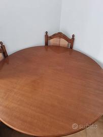 Tavolo rotondo con sedie