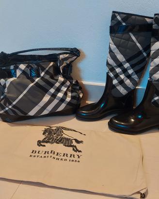 Stivale e borsa coordinati Burberry