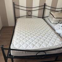 Letto in ferro con materasso da 1 piazza e mezzo