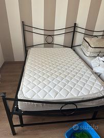 Letto in ferro con materasso da 1 piazza e mezzo
