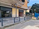via-piave-negozio-con-due-vetrine-frontrestrada
