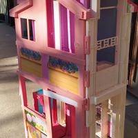 Casa di Barbie tre piani con tutti gli accessori 