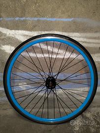 Ruota anteriore 28" blu a profilo alto
