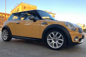 Mini Cooper con tettuccio panoramico apribile