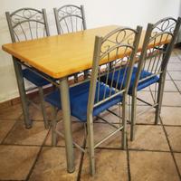 Tavolo in legno 120×75  con 4 sedie in metallo.