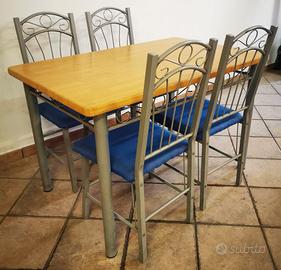 Tavolo in legno 120×75  con 4 sedie in metallo.