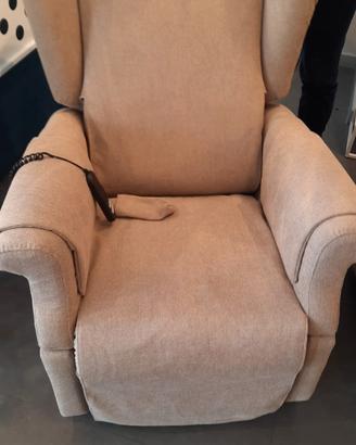 poltrona nuovissima con due motori e rotelle 