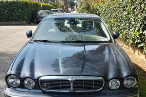 Jaguar XJ V 8 3.5 .