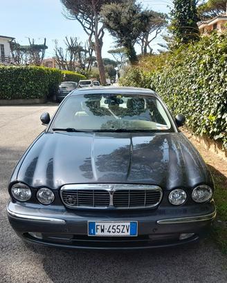 Jaguar XJ V 8 3.5 .