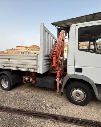 Iveco 75 con cassone ribaltabile e gru