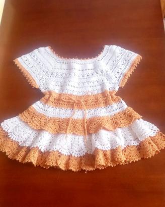 Vestiti per bambine completamente fatti a mano.
