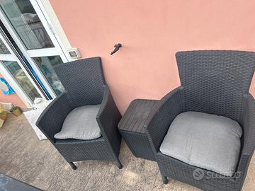 Set poltrone e tavolino da balcone o giardino