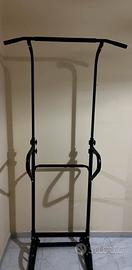 Attrezzo multi uso per trazioni e dip