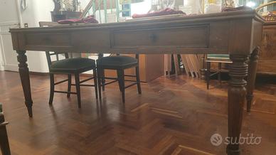 tavolo in legno con cassetti