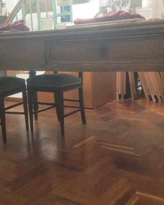 tavolo in legno con cassetti