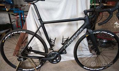 bicicletta da strada a pedalata assistita 