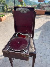 Vecchie televisioni e giradischi